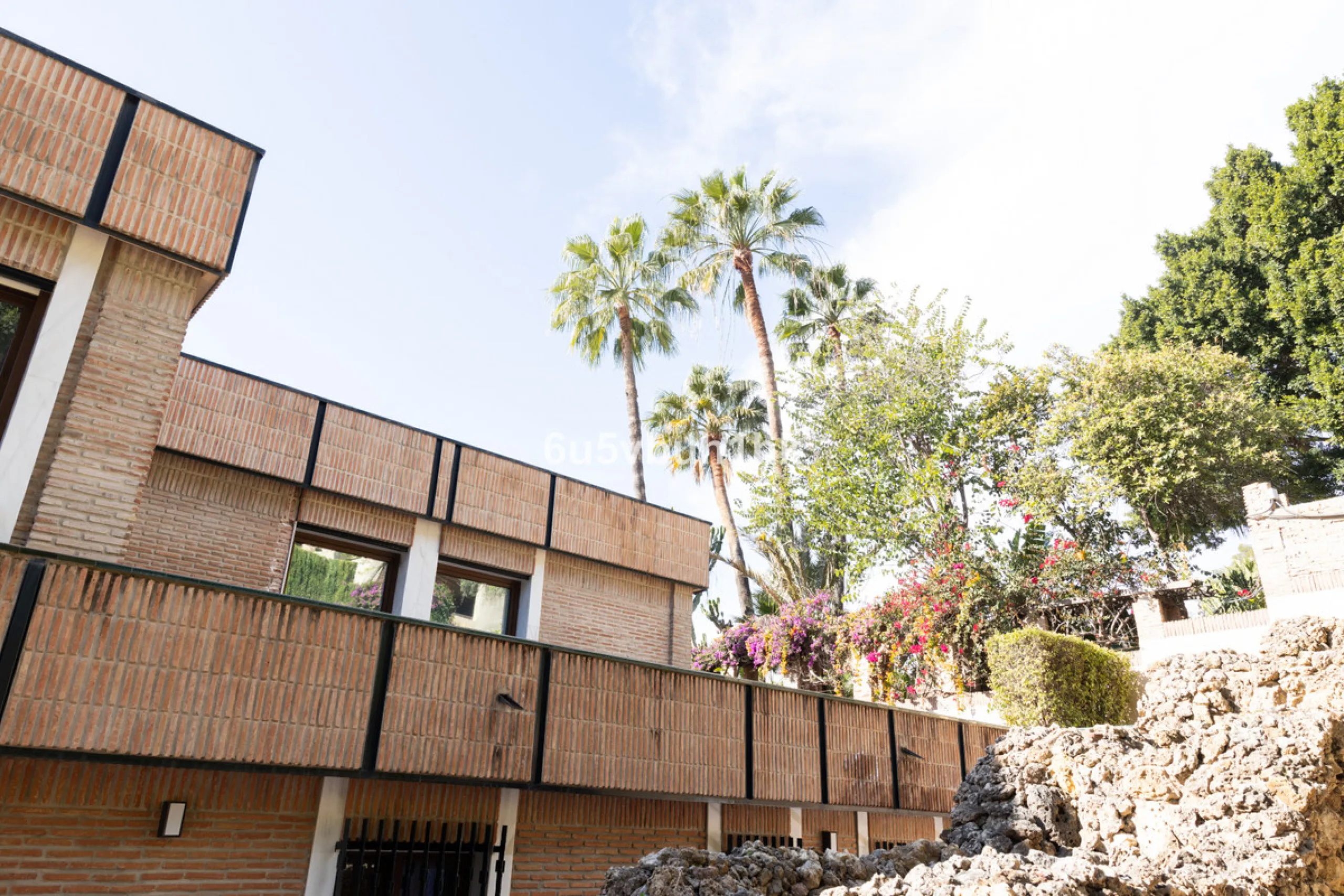 Situated in the prestigious neighborhood of Pinares de San Antón, this charming villa offers an inviting blend of comfort, style, and privacy. Set in one of Málaga's most sought-after areas, the property enjoys stunning views of lush greenery and the spar