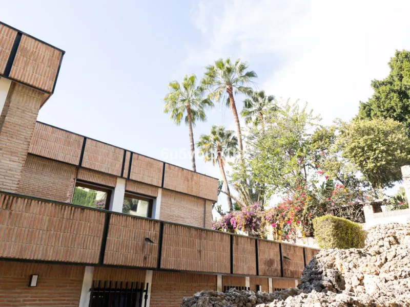 Situated in the prestigious neighborhood of Pinares de San Antón, this charming villa offers an inviting blend of comfort, style, and privacy. Set in one of Málaga's most sought-after areas, the property enjoys stunning views of lush greenery and the spar