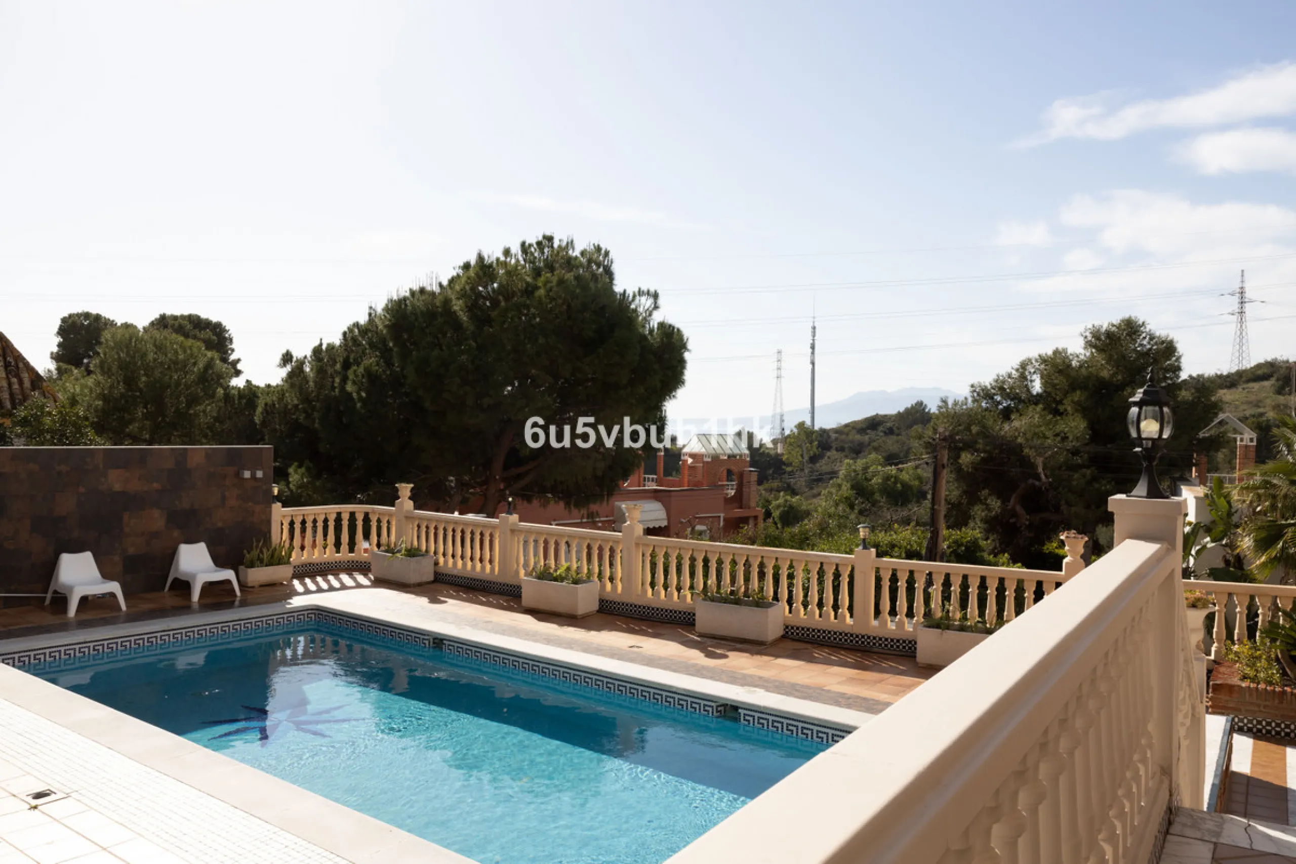 Situated in the prestigious neighborhood of Pinares de San Antón, this charming villa offers an inviting blend of comfort, style, and privacy. Set in one of Málaga's most sought-after areas, the property enjoys stunning views of lush greenery and the spar