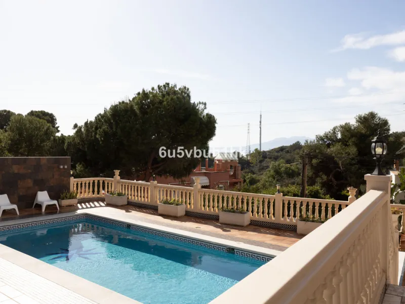 Situated in the prestigious neighborhood of Pinares de San Antón, this charming villa offers an inviting blend of comfort, style, and privacy. Set in one of Málaga's most sought-after areas, the property enjoys stunning views of lush greenery and the spar