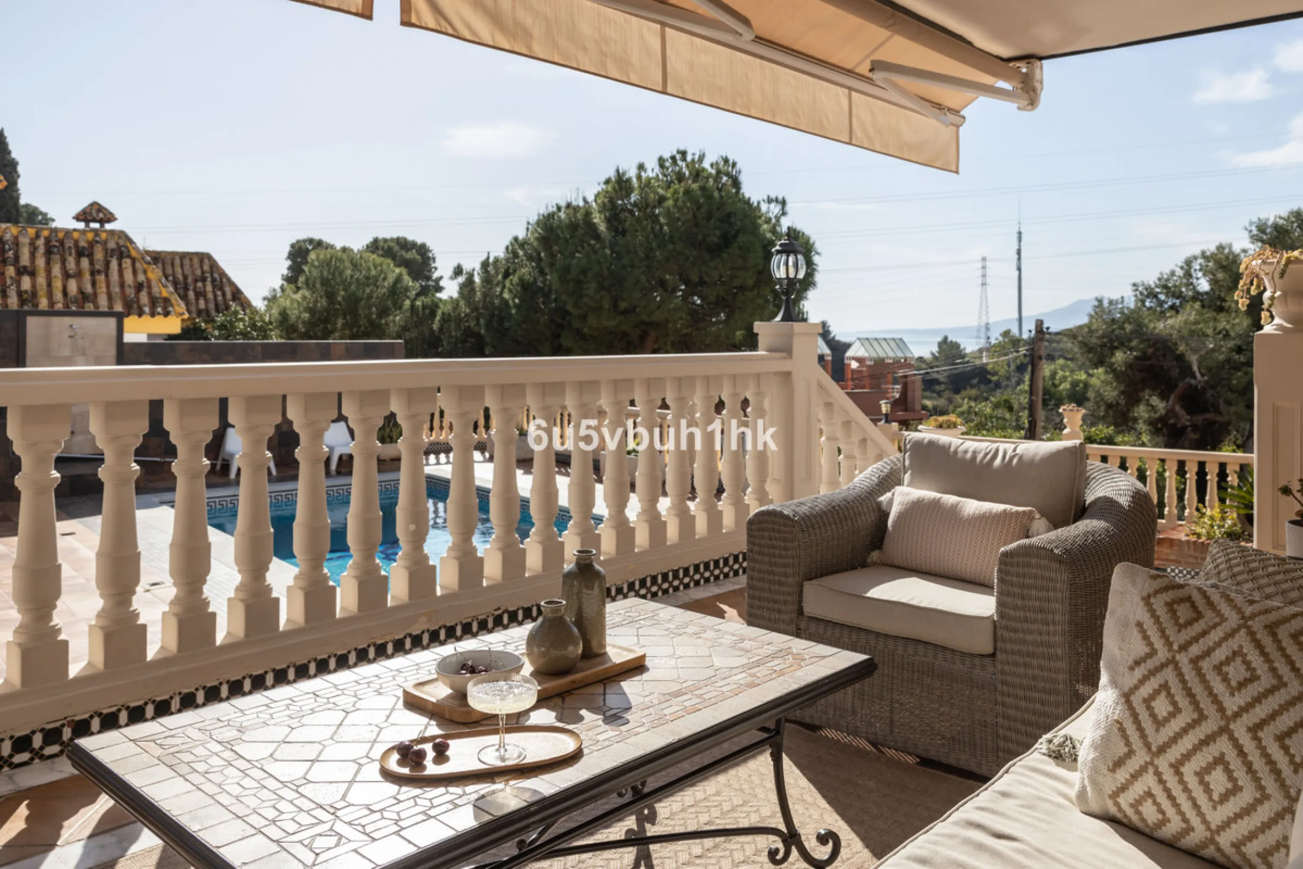 Situated in the prestigious neighborhood of Pinares de San Antón, this charming villa offers an inviting blend of comfort, style, and privacy. Set in one of Málaga's most sought-after areas, the property enjoys stunning views of lush greenery and the spar