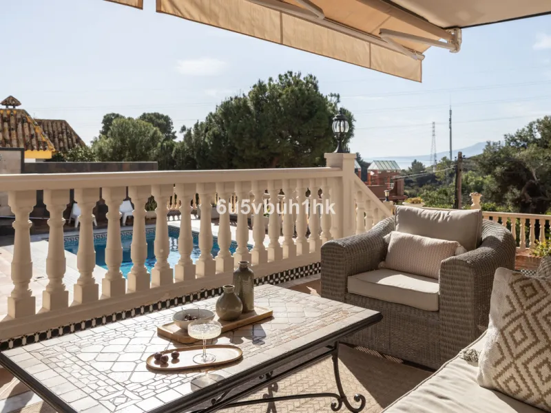 Situated in the prestigious neighborhood of Pinares de San Antón, this charming villa offers an inviting blend of comfort, style, and privacy. Set in one of Málaga's most sought-after areas, the property enjoys stunning views of lush greenery and the spar