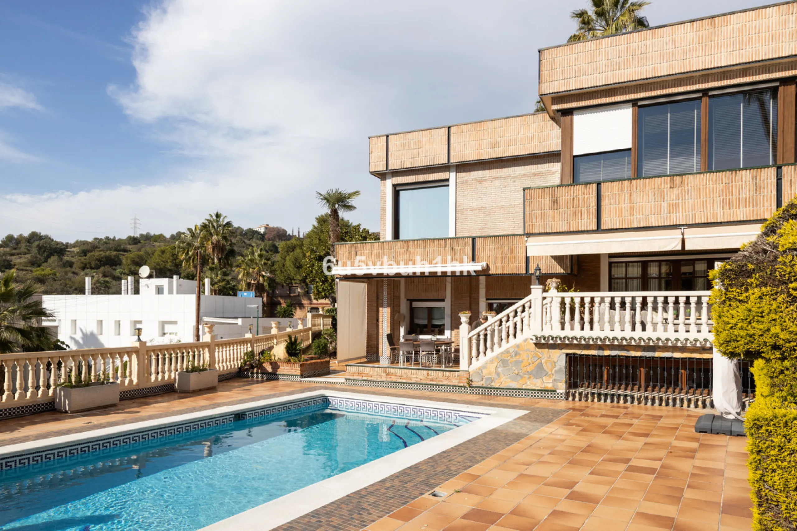 Situated in the prestigious neighborhood of Pinares de San Antón, this charming villa offers an inviting blend of comfort, style, and privacy. Set in one of Málaga's most sought-after areas, the property enjoys stunning views of lush greenery and the spar