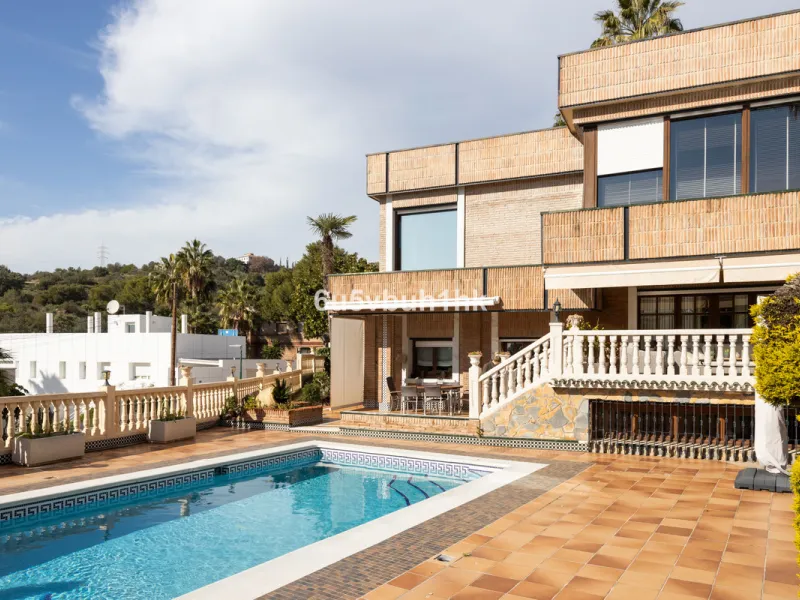 Situated in the prestigious neighborhood of Pinares de San Antón, this charming villa offers an inviting blend of comfort, style, and privacy. Set in one of Málaga's most sought-after areas, the property enjoys stunning views of lush greenery and the spar