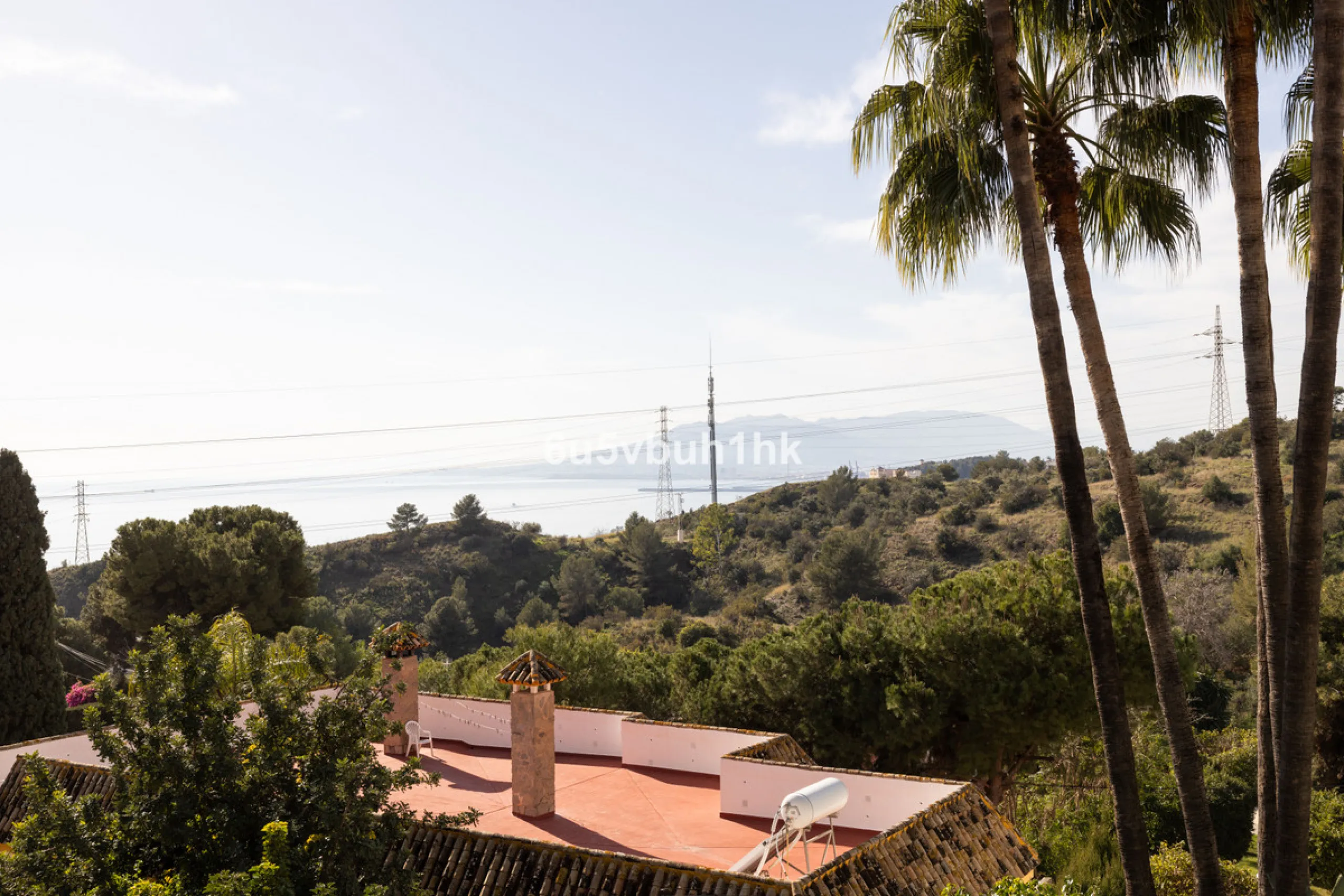 Situated in the prestigious neighborhood of Pinares de San Antón, this charming villa offers an inviting blend of comfort, style, and privacy. Set in one of Málaga's most sought-after areas, the property enjoys stunning views of lush greenery and the spar