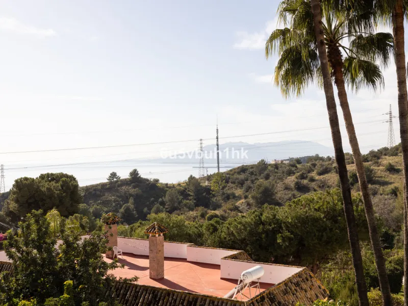 Situated in the prestigious neighborhood of Pinares de San Antón, this charming villa offers an inviting blend of comfort, style, and privacy. Set in one of Málaga's most sought-after areas, the property enjoys stunning views of lush greenery and the spar