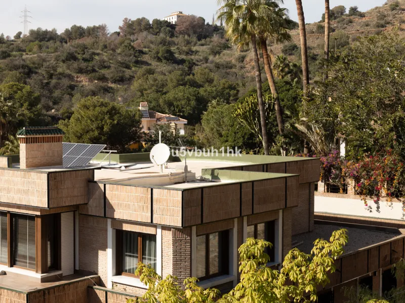 Situated in the prestigious neighborhood of Pinares de San Antón, this charming villa offers an inviting blend of comfort, style, and privacy. Set in one of Málaga's most sought-after areas, the property enjoys stunning views of lush greenery and the spar