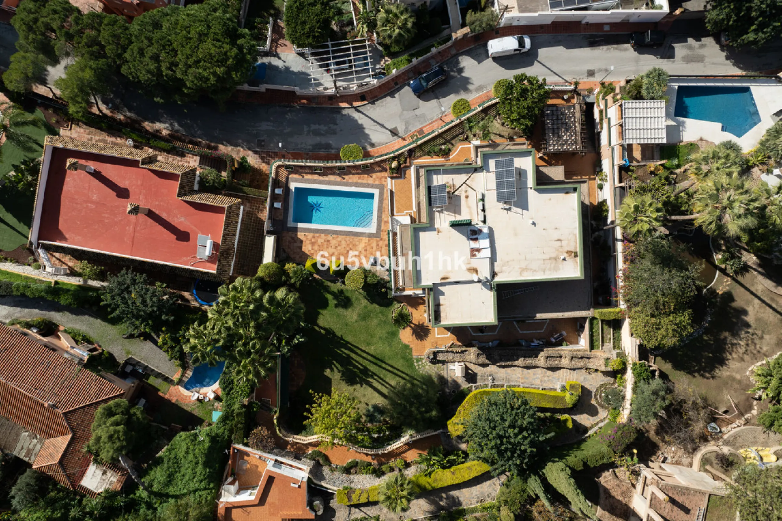 Situated in the prestigious neighborhood of Pinares de San Antón, this charming villa offers an inviting blend of comfort, style, and privacy. Set in one of Málaga's most sought-after areas, the property enjoys stunning views of lush greenery and the spar