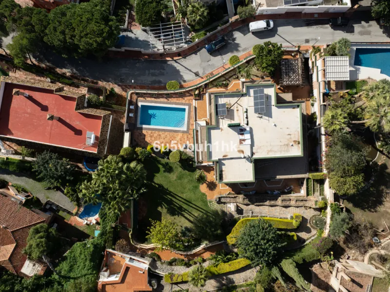 Situated in the prestigious neighborhood of Pinares de San Antón, this charming villa offers an inviting blend of comfort, style, and privacy. Set in one of Málaga's most sought-after areas, the property enjoys stunning views of lush greenery and the spar