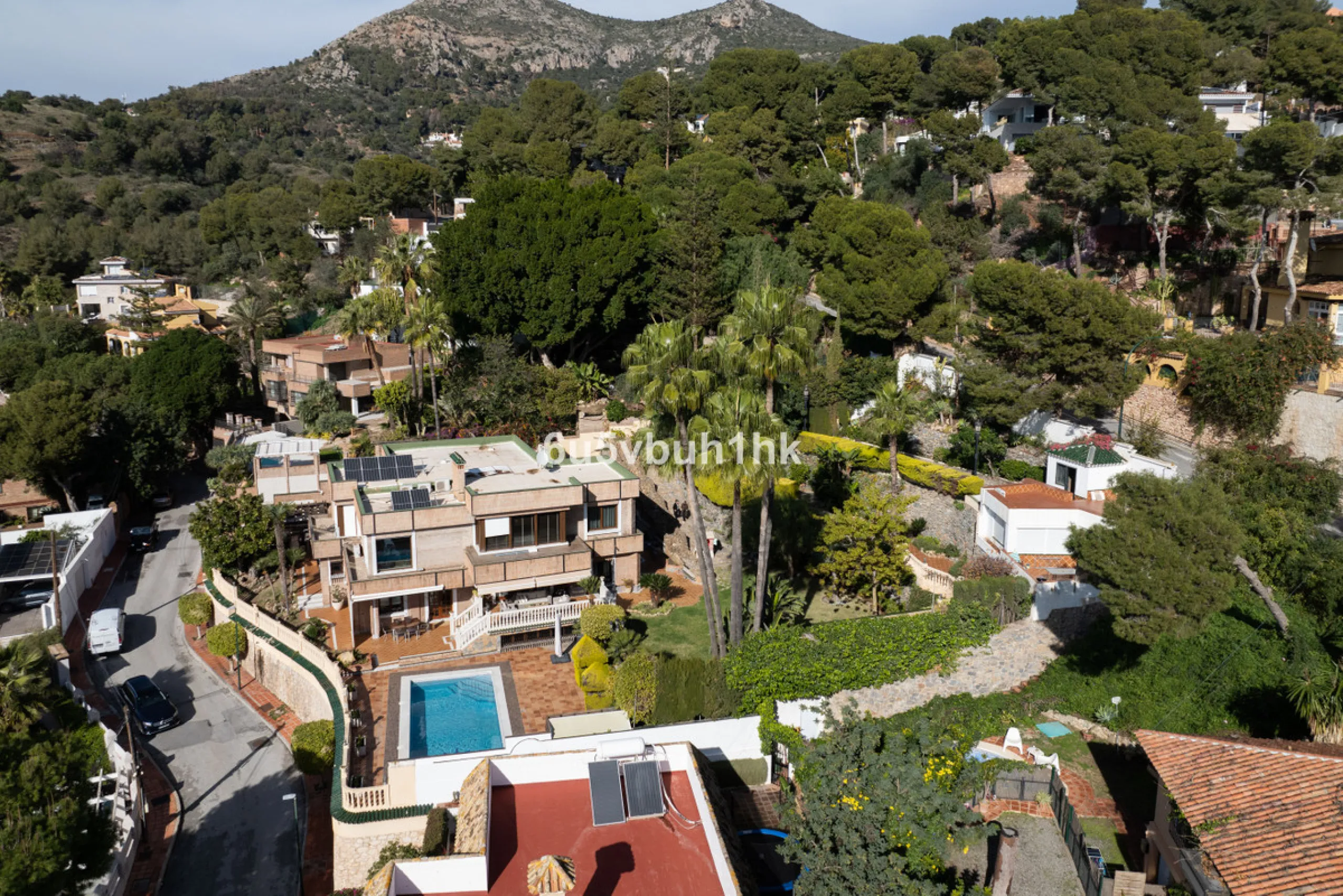 Situated in the prestigious neighborhood of Pinares de San Antón, this charming villa offers an inviting blend of comfort, style, and privacy. Set in one of Málaga's most sought-after areas, the property enjoys stunning views of lush greenery and the spar