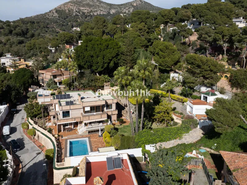 Situated in the prestigious neighborhood of Pinares de San Antón, this charming villa offers an inviting blend of comfort, style, and privacy. Set in one of Málaga's most sought-after areas, the property enjoys stunning views of lush greenery and the spar