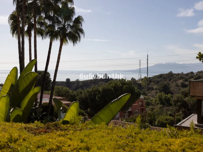 Situated in the prestigious neighborhood of Pinares de San Antón, this charming villa offers an inviting blend of comfort, style, and privacy. Set in one of Málaga's most sought-after areas, the property enjoys stunning views of lush greenery and the spar