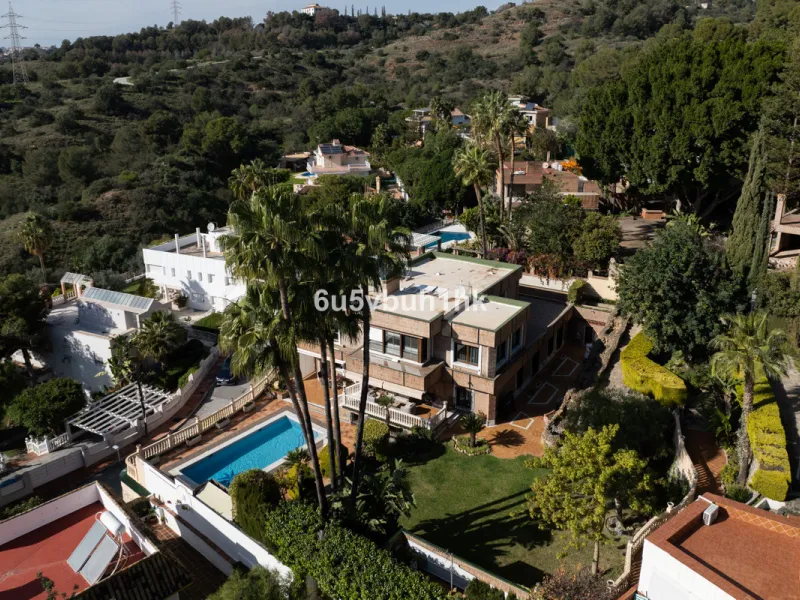 Situated in the prestigious neighborhood of Pinares de San Antón, this charming villa offers an inviting blend of comfort, style, and privacy. Set in one of Málaga's most sought-after areas, the property enjoys stunning views of lush greenery and the spar