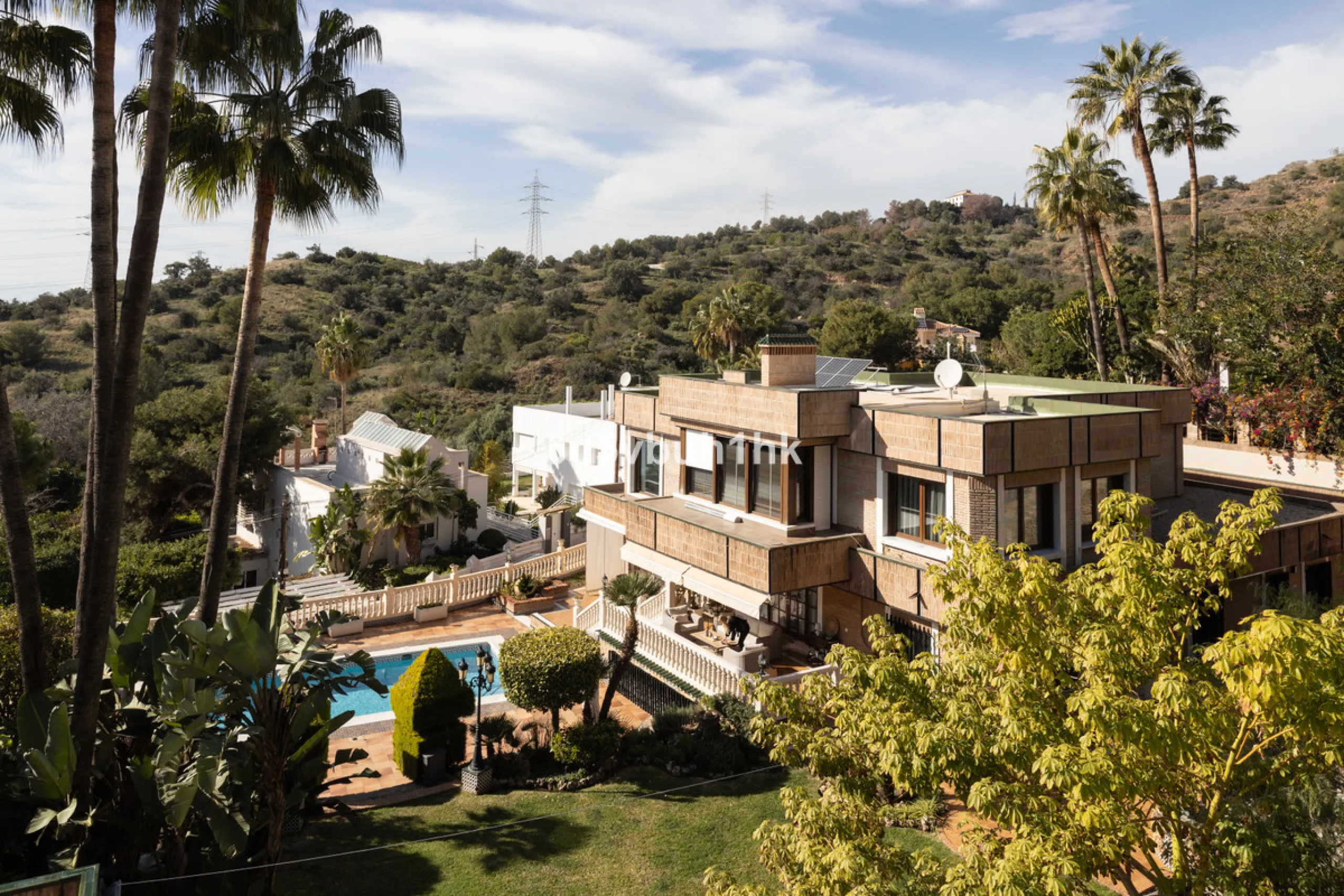 Situated in the prestigious neighborhood of Pinares de San Antón, this charming villa offers an inviting blend of comfort, style, and privacy. Set in one of Málaga's most sought-after areas, the property enjoys stunning views of lush greenery and the spar