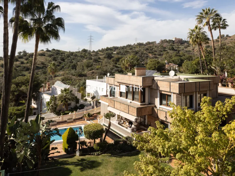 Situated in the prestigious neighborhood of Pinares de San Antón, this charming villa offers an inviting blend of comfort, style, and privacy. Set in one of Málaga's most sought-after areas, the property enjoys stunning views of lush greenery and the spar