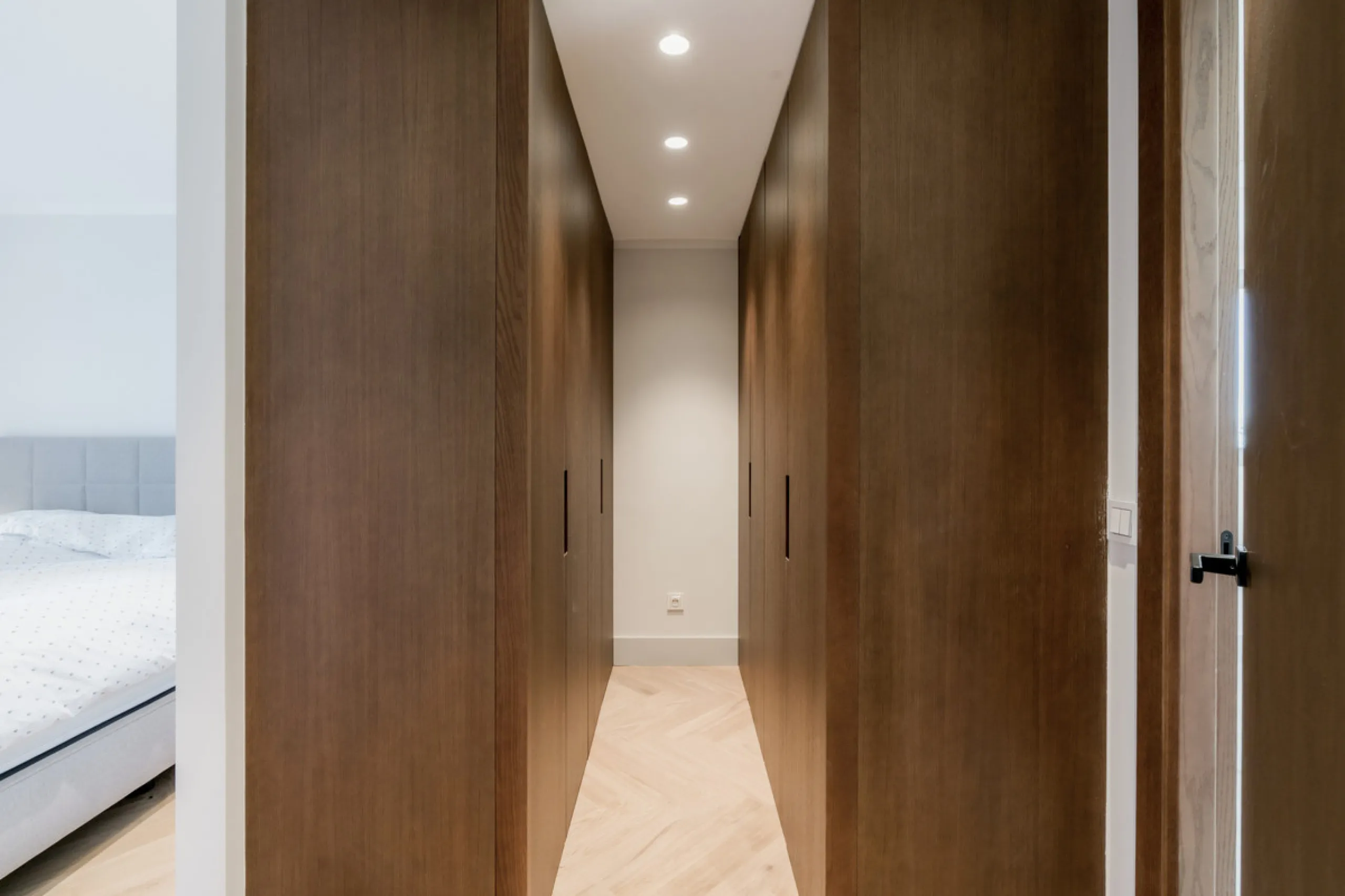 Step into luxury with this newly renovated 2-bedroom, 2-bathroom middle-floor apartment in the heart of Nueva Andalucía. Designed for modern living, it features a state-of-the-art Gaggenau kitchen, elegant herringbone wood flooring, and a spacious southwe