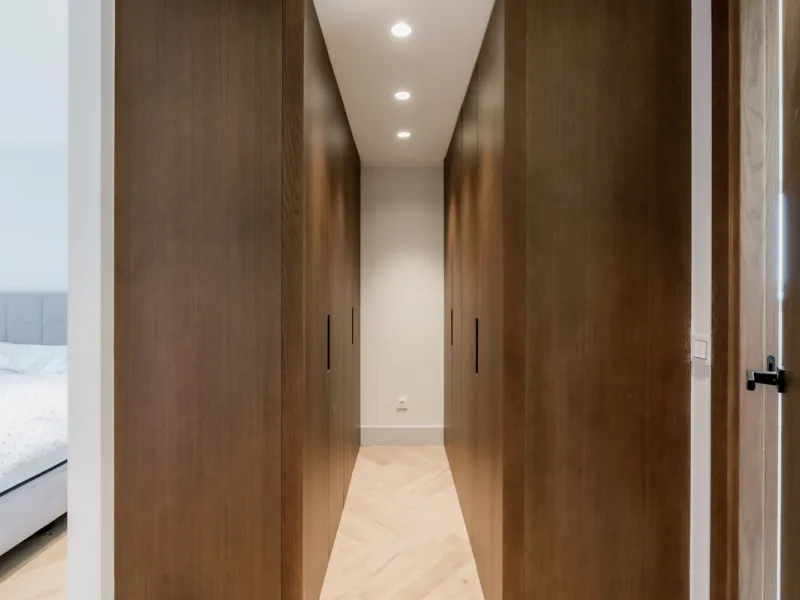 Step into luxury with this newly renovated 2-bedroom, 2-bathroom middle-floor apartment in the heart of Nueva Andalucía. Designed for modern living, it features a state-of-the-art Gaggenau kitchen, elegant herringbone wood flooring, and a spacious southwe