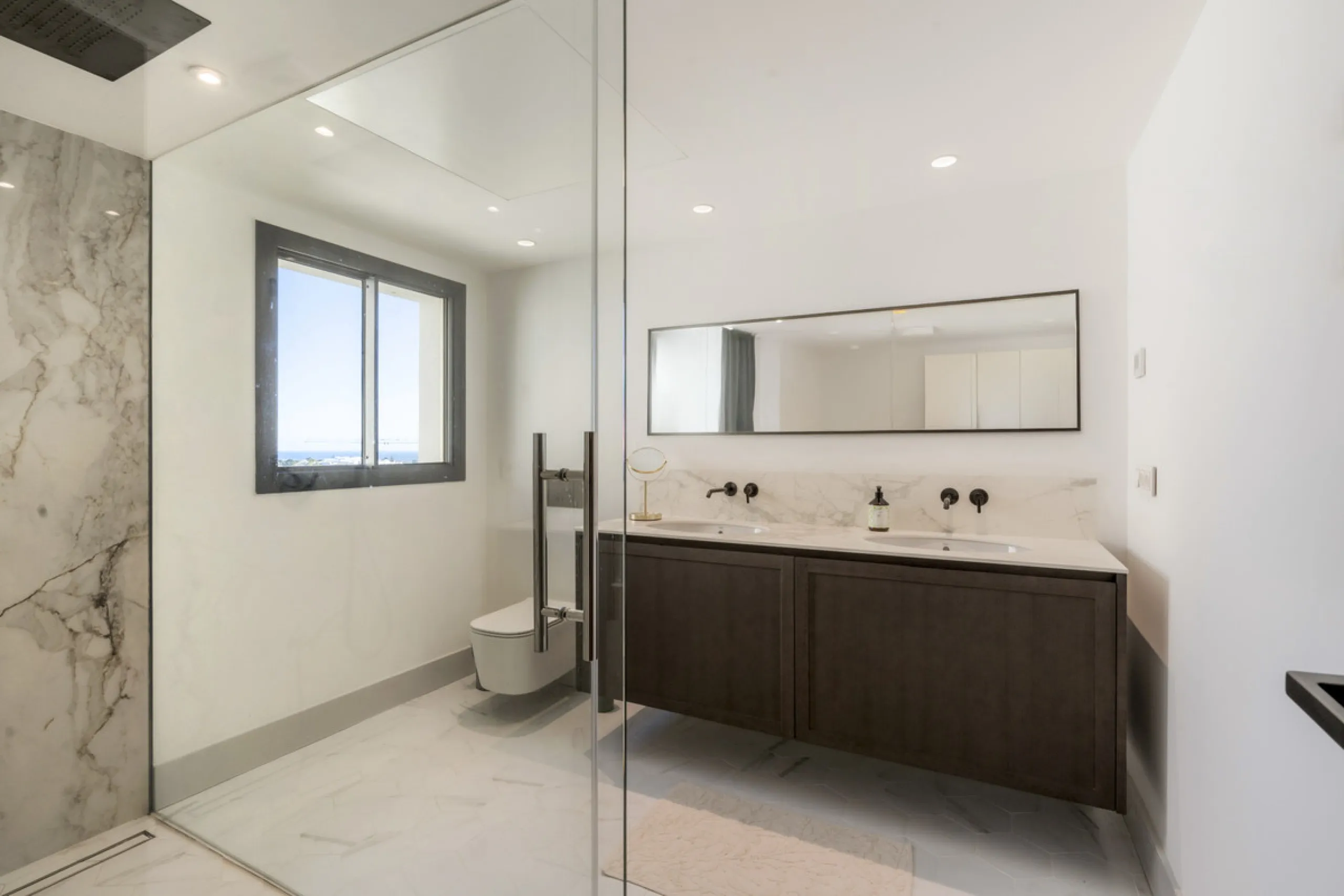 Step into luxury with this newly renovated 2-bedroom, 2-bathroom middle-floor apartment in the heart of Nueva Andalucía. Designed for modern living, it features a state-of-the-art Gaggenau kitchen, elegant herringbone wood flooring, and a spacious southwe