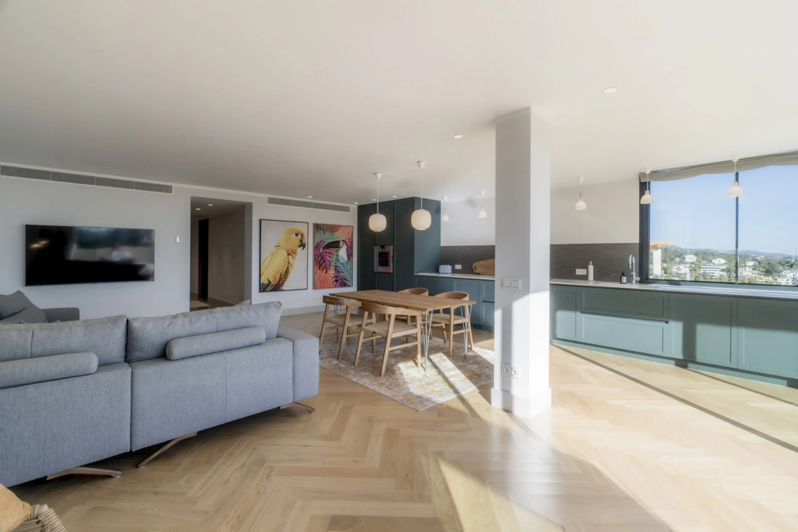 Step into luxury with this newly renovated 2-bedroom, 2-bathroom middle-floor apartment in the heart of Nueva Andalucía. Designed for modern living, it features a state-of-the-art Gaggenau kitchen, elegant herringbone wood flooring, and a spacious southwe