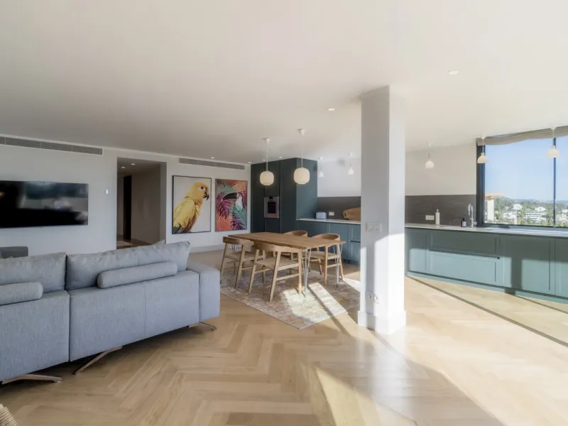 Step into luxury with this newly renovated 2-bedroom, 2-bathroom middle-floor apartment in the heart of Nueva Andalucía. Designed for modern living, it features a state-of-the-art Gaggenau kitchen, elegant herringbone wood flooring, and a spacious southwe