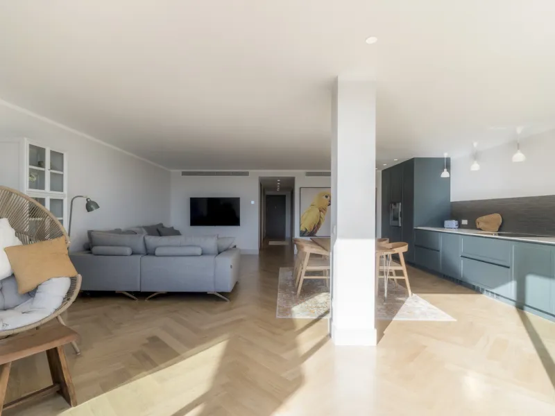 Step into luxury with this newly renovated 2-bedroom, 2-bathroom middle-floor apartment in the heart of Nueva Andalucía. Designed for modern living, it features a state-of-the-art Gaggenau kitchen, elegant herringbone wood flooring, and a spacious southwe