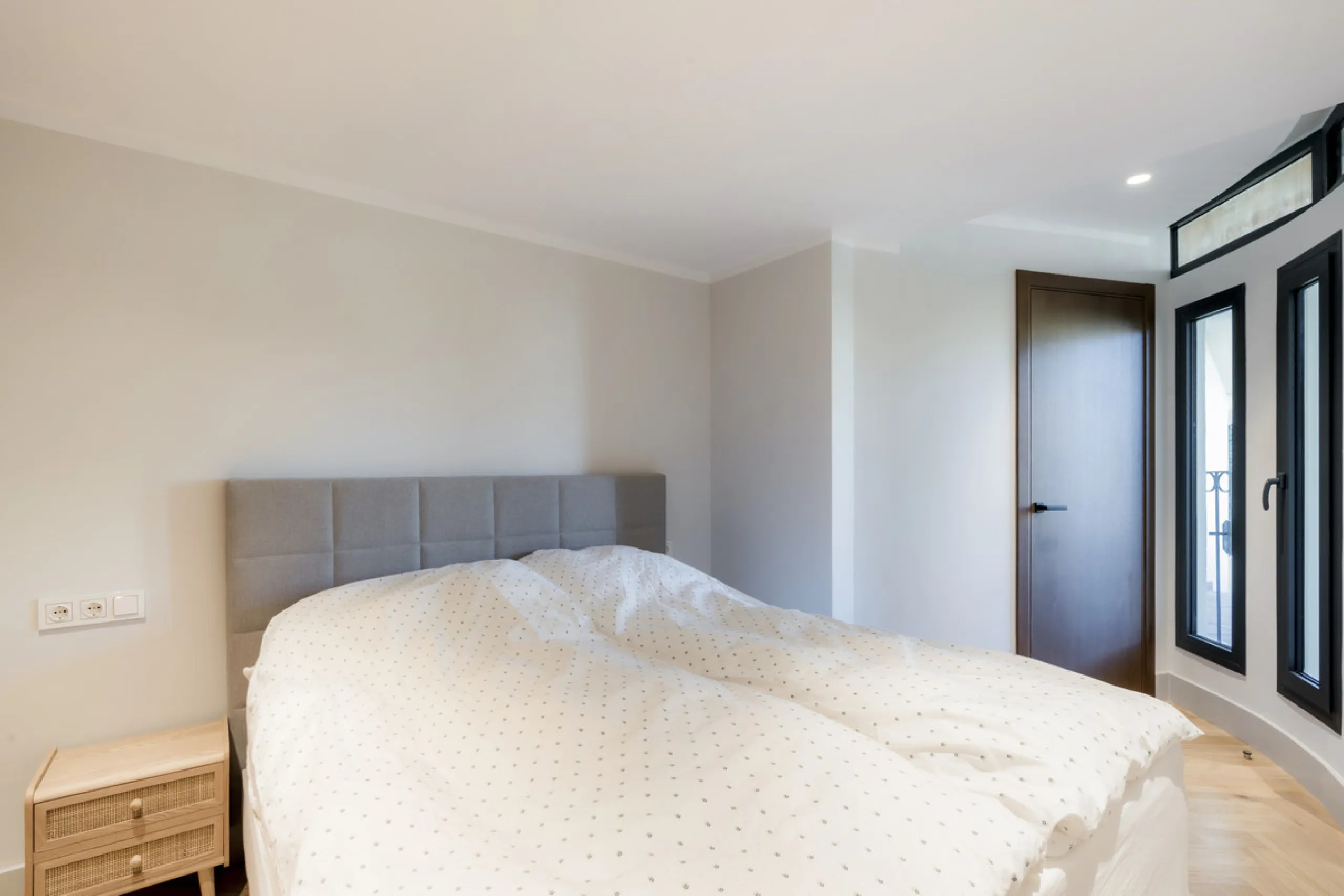 Step into luxury with this newly renovated 2-bedroom, 2-bathroom middle-floor apartment in the heart of Nueva Andalucía. Designed for modern living, it features a state-of-the-art Gaggenau kitchen, elegant herringbone wood flooring, and a spacious southwe