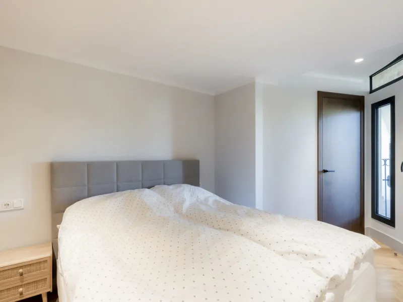 Step into luxury with this newly renovated 2-bedroom, 2-bathroom middle-floor apartment in the heart of Nueva Andalucía. Designed for modern living, it features a state-of-the-art Gaggenau kitchen, elegant herringbone wood flooring, and a spacious southwe