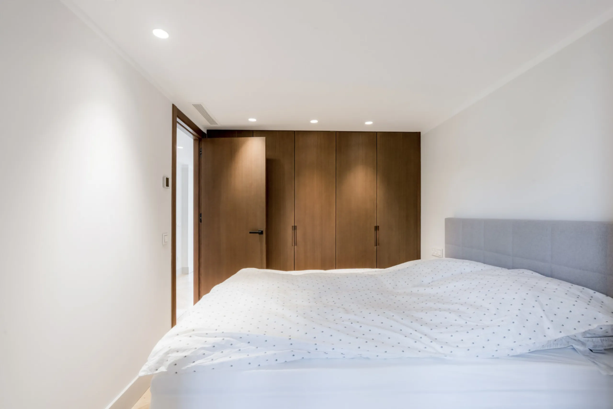 Step into luxury with this newly renovated 2-bedroom, 2-bathroom middle-floor apartment in the heart of Nueva Andalucía. Designed for modern living, it features a state-of-the-art Gaggenau kitchen, elegant herringbone wood flooring, and a spacious southwe