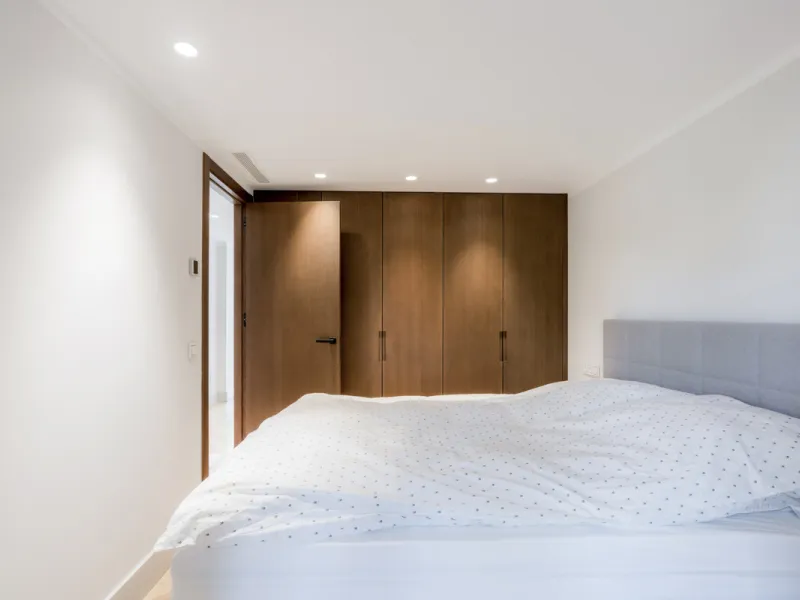 Step into luxury with this newly renovated 2-bedroom, 2-bathroom middle-floor apartment in the heart of Nueva Andalucía. Designed for modern living, it features a state-of-the-art Gaggenau kitchen, elegant herringbone wood flooring, and a spacious southwe