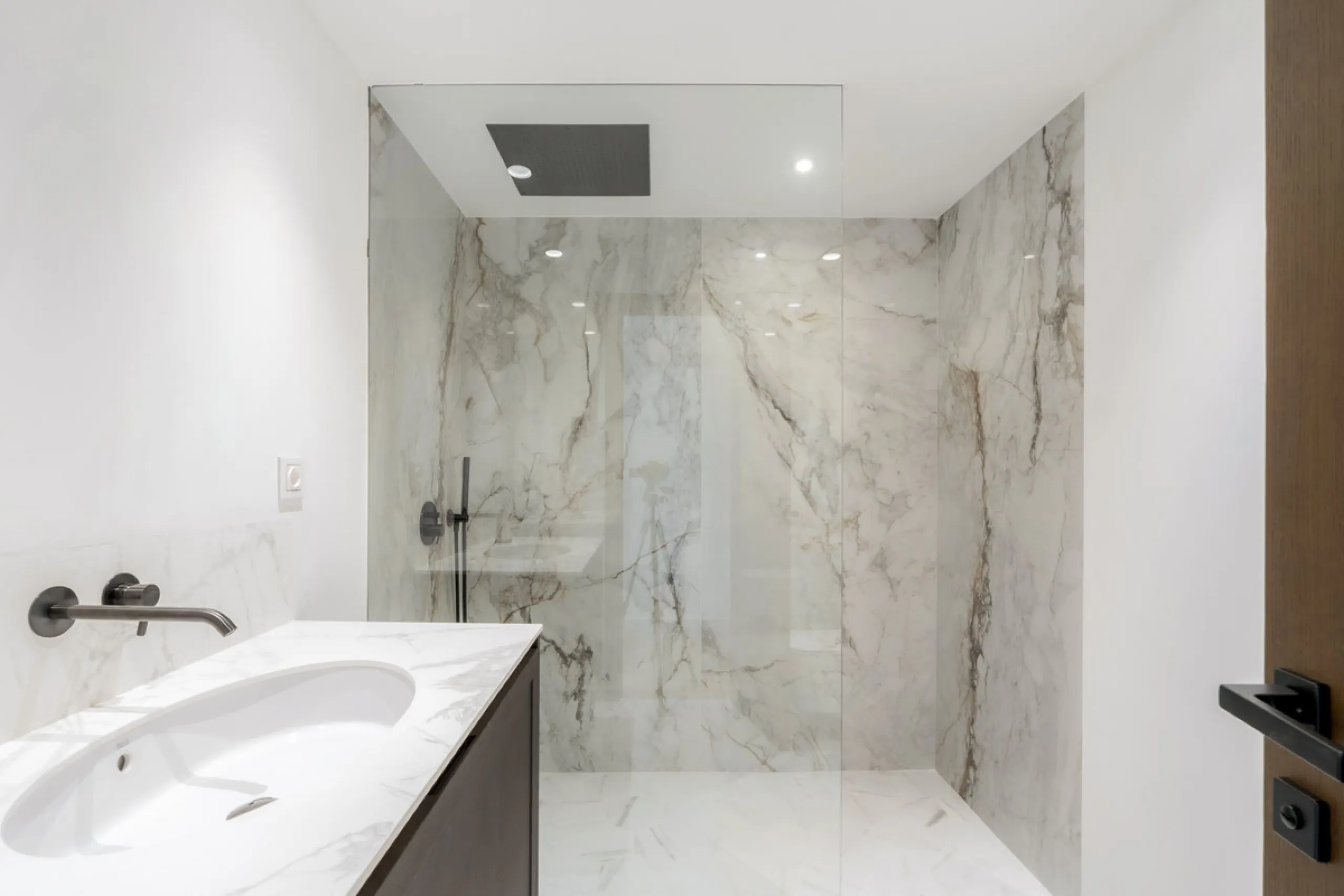 Step into luxury with this newly renovated 2-bedroom, 2-bathroom middle-floor apartment in the heart of Nueva Andalucía. Designed for modern living, it features a state-of-the-art Gaggenau kitchen, elegant herringbone wood flooring, and a spacious southwe