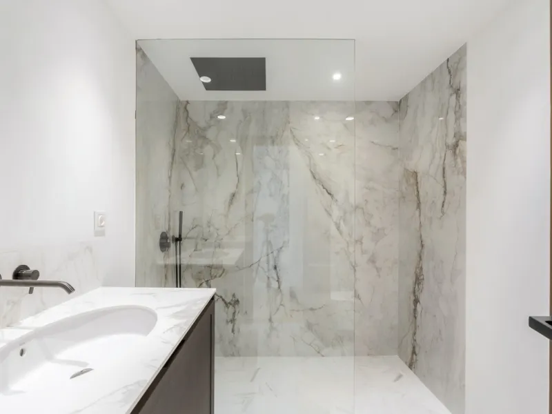 Step into luxury with this newly renovated 2-bedroom, 2-bathroom middle-floor apartment in the heart of Nueva Andalucía. Designed for modern living, it features a state-of-the-art Gaggenau kitchen, elegant herringbone wood flooring, and a spacious southwe