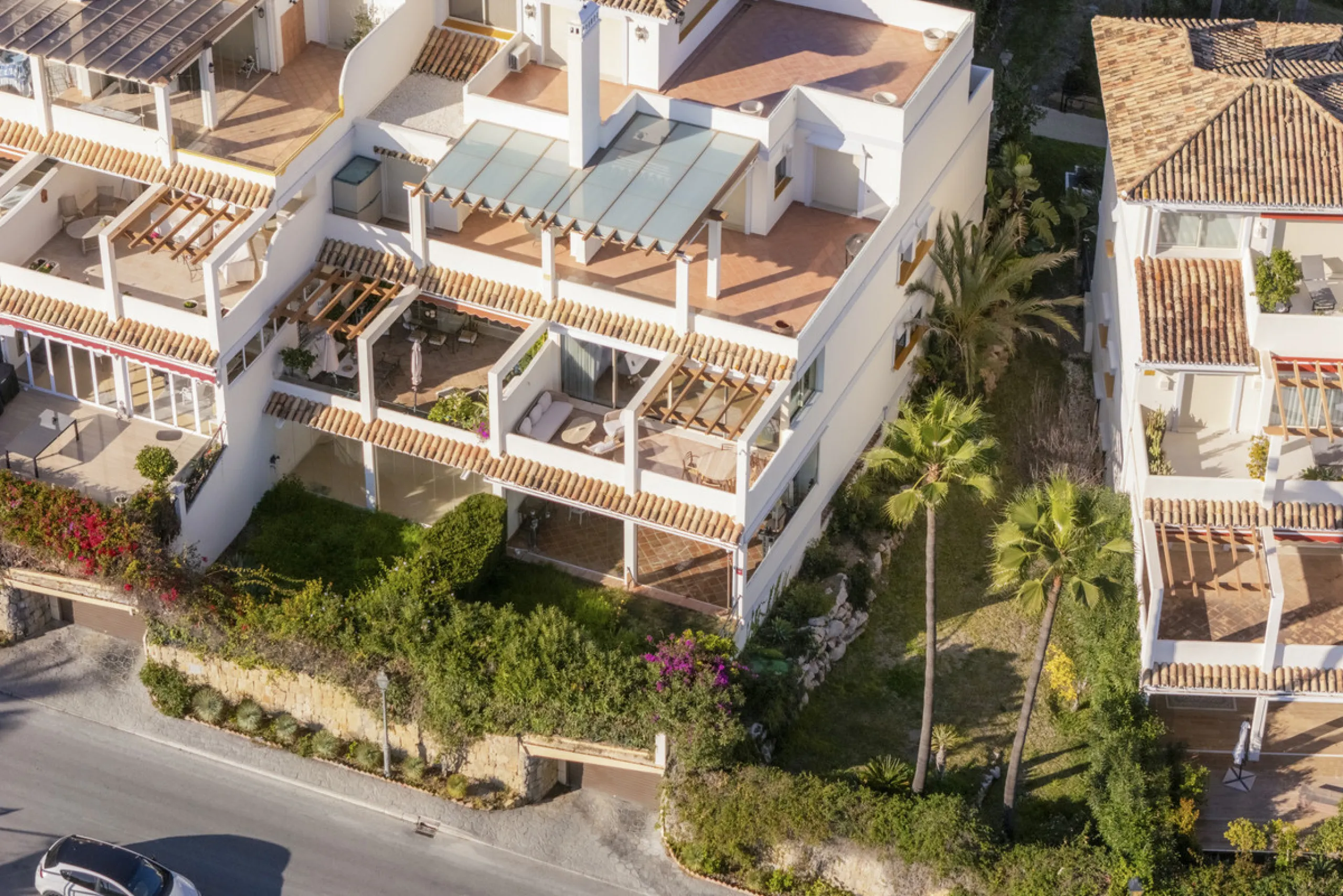 Step into luxury with this newly renovated 2-bedroom, 2-bathroom middle-floor apartment in the heart of Nueva Andalucía. Designed for modern living, it features a state-of-the-art Gaggenau kitchen, elegant herringbone wood flooring, and a spacious southwe