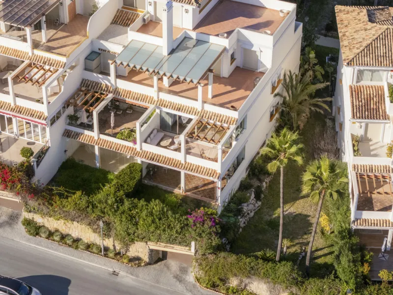 Step into luxury with this newly renovated 2-bedroom, 2-bathroom middle-floor apartment in the heart of Nueva Andalucía. Designed for modern living, it features a state-of-the-art Gaggenau kitchen, elegant herringbone wood flooring, and a spacious southwe