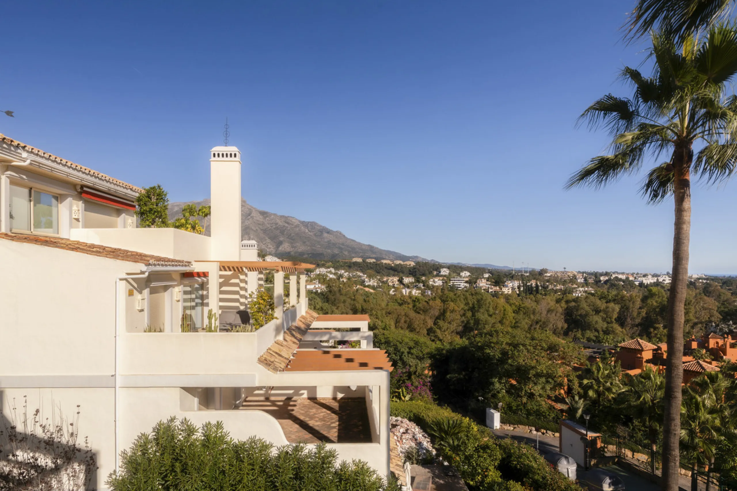 Step into luxury with this newly renovated 2-bedroom, 2-bathroom middle-floor apartment in the heart of Nueva Andalucía. Designed for modern living, it features a state-of-the-art Gaggenau kitchen, elegant herringbone wood flooring, and a spacious southwe