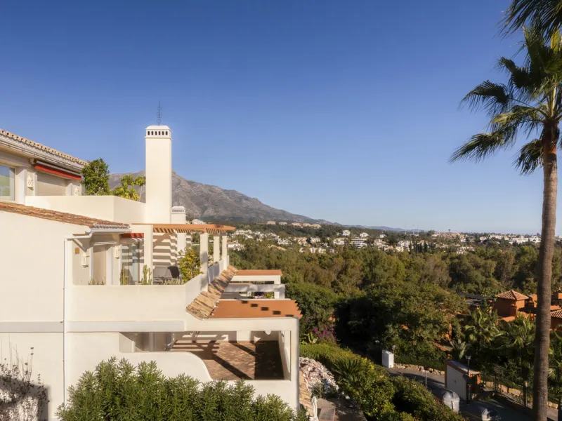 Step into luxury with this newly renovated 2-bedroom, 2-bathroom middle-floor apartment in the heart of Nueva Andalucía. Designed for modern living, it features a state-of-the-art Gaggenau kitchen, elegant herringbone wood flooring, and a spacious southwe