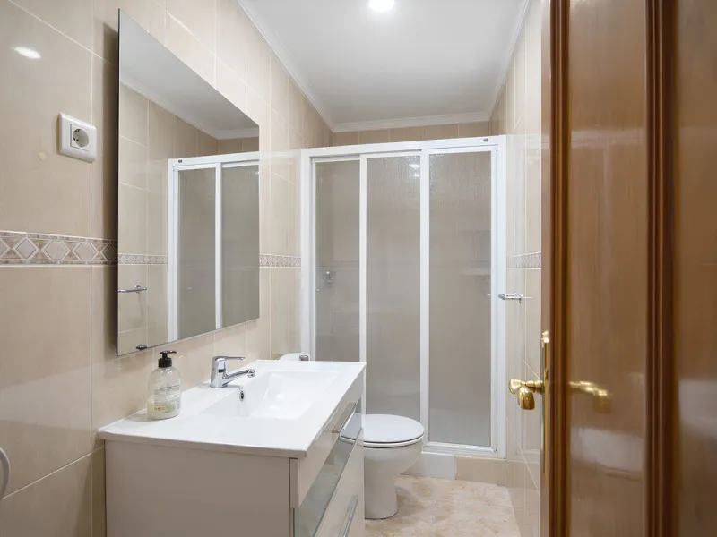 Wir freuen uns, diese prächtige Wohnung im begehrten Viertel Las Lagunas vorzustellen