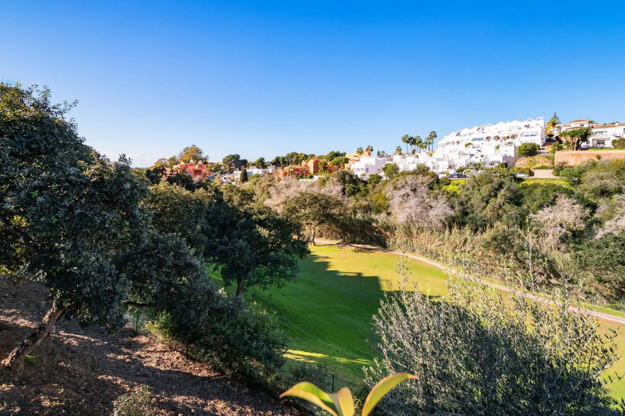 Luxurious apartment located in the coveted enclave of Artola Alta, just a few minutes from the beach and Puerto de Cabopino. The main attraction of this home is its privileged location in a luxury complex with a gym and outdoor pool, indoor pool, children