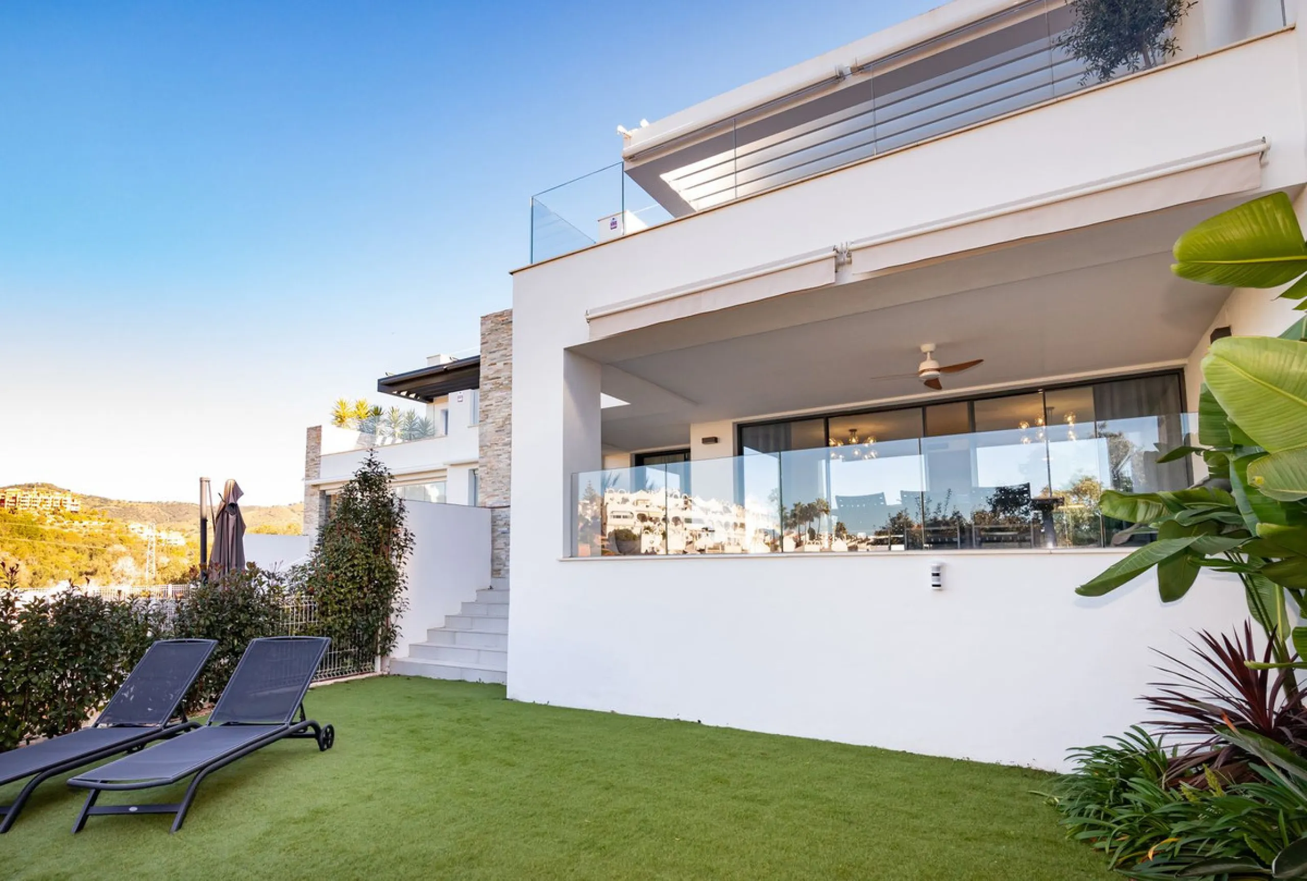 Luxurious apartment located in the coveted enclave of Artola Alta, just a few minutes from the beach and Puerto de Cabopino. The main attraction of this home is its privileged location in a luxury complex with a gym and outdoor pool, indoor pool, children