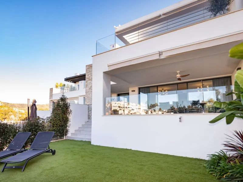 Luxurious apartment located in the coveted enclave of Artola Alta, just a few minutes from the beach and Puerto de Cabopino. The main attraction of this home is its privileged location in a luxury complex with a gym and outdoor pool, indoor pool, children