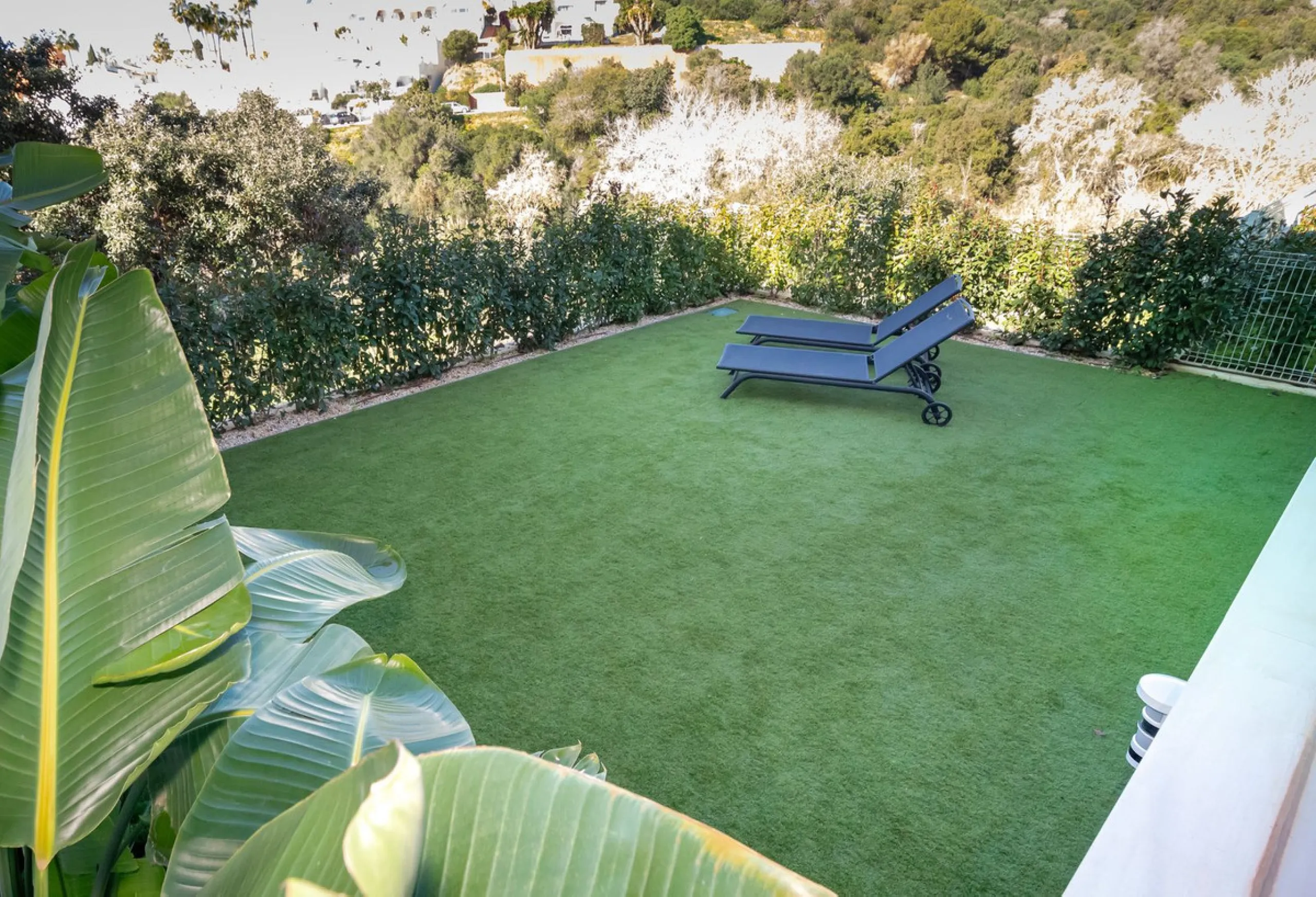 Luxurious apartment located in the coveted enclave of Artola Alta, just a few minutes from the beach and Puerto de Cabopino. The main attraction of this home is its privileged location in a luxury complex with a gym and outdoor pool, indoor pool, children