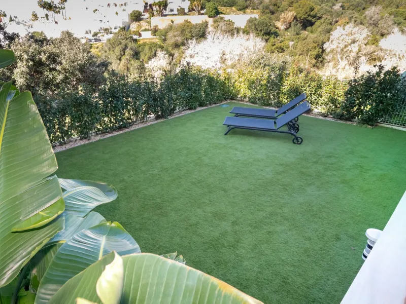 Luxurious apartment located in the coveted enclave of Artola Alta, just a few minutes from the beach and Puerto de Cabopino. The main attraction of this home is its privileged location in a luxury complex with a gym and outdoor pool, indoor pool, children