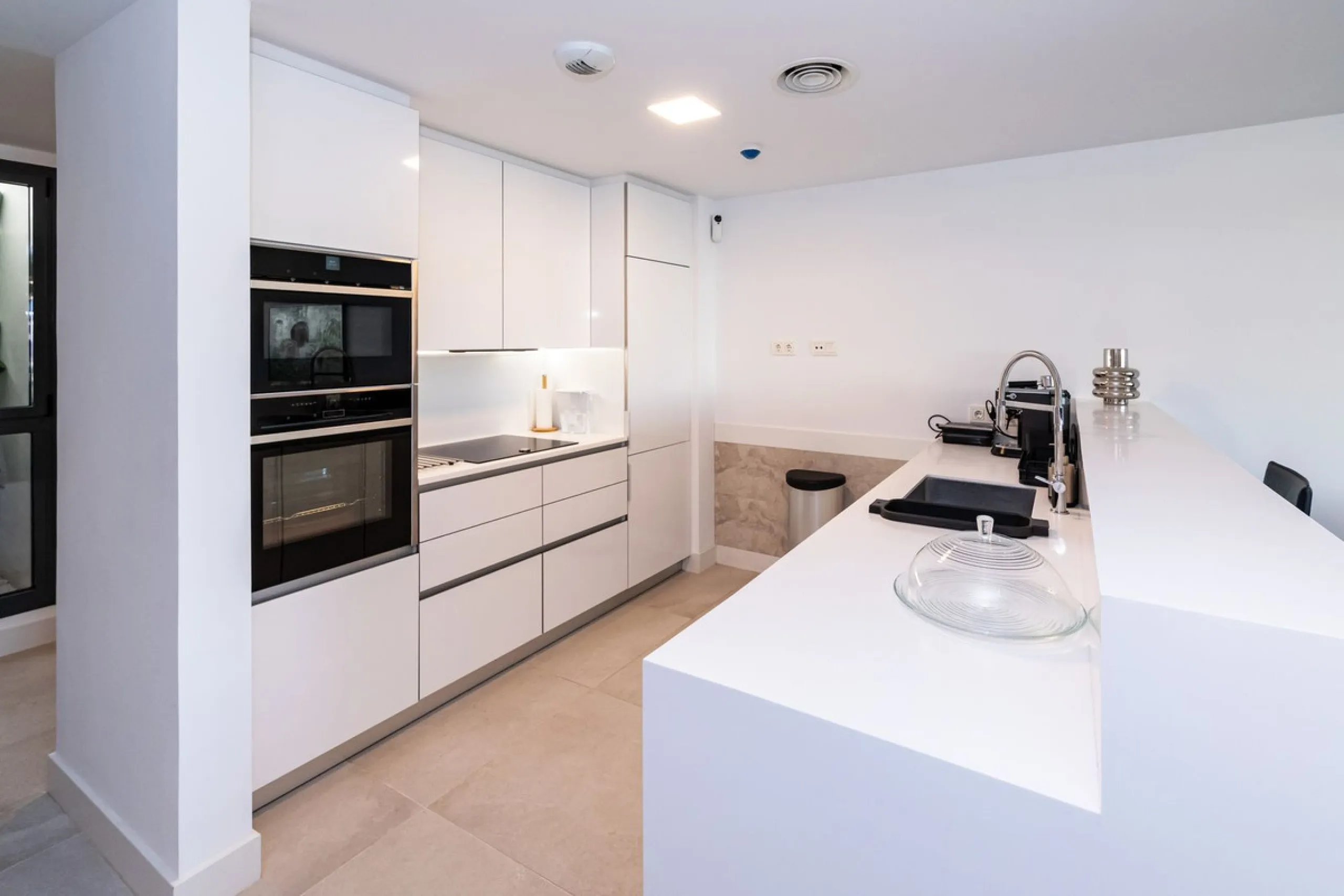 Luxurious apartment located in the coveted enclave of Artola Alta, just a few minutes from the beach and Puerto de Cabopino. The main attraction of this home is its privileged location in a luxury complex with a gym and outdoor pool, indoor pool, children