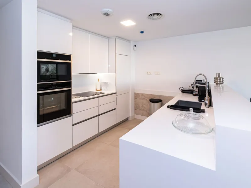 Luxurious apartment located in the coveted enclave of Artola Alta, just a few minutes from the beach and Puerto de Cabopino. The main attraction of this home is its privileged location in a luxury complex with a gym and outdoor pool, indoor pool, children
