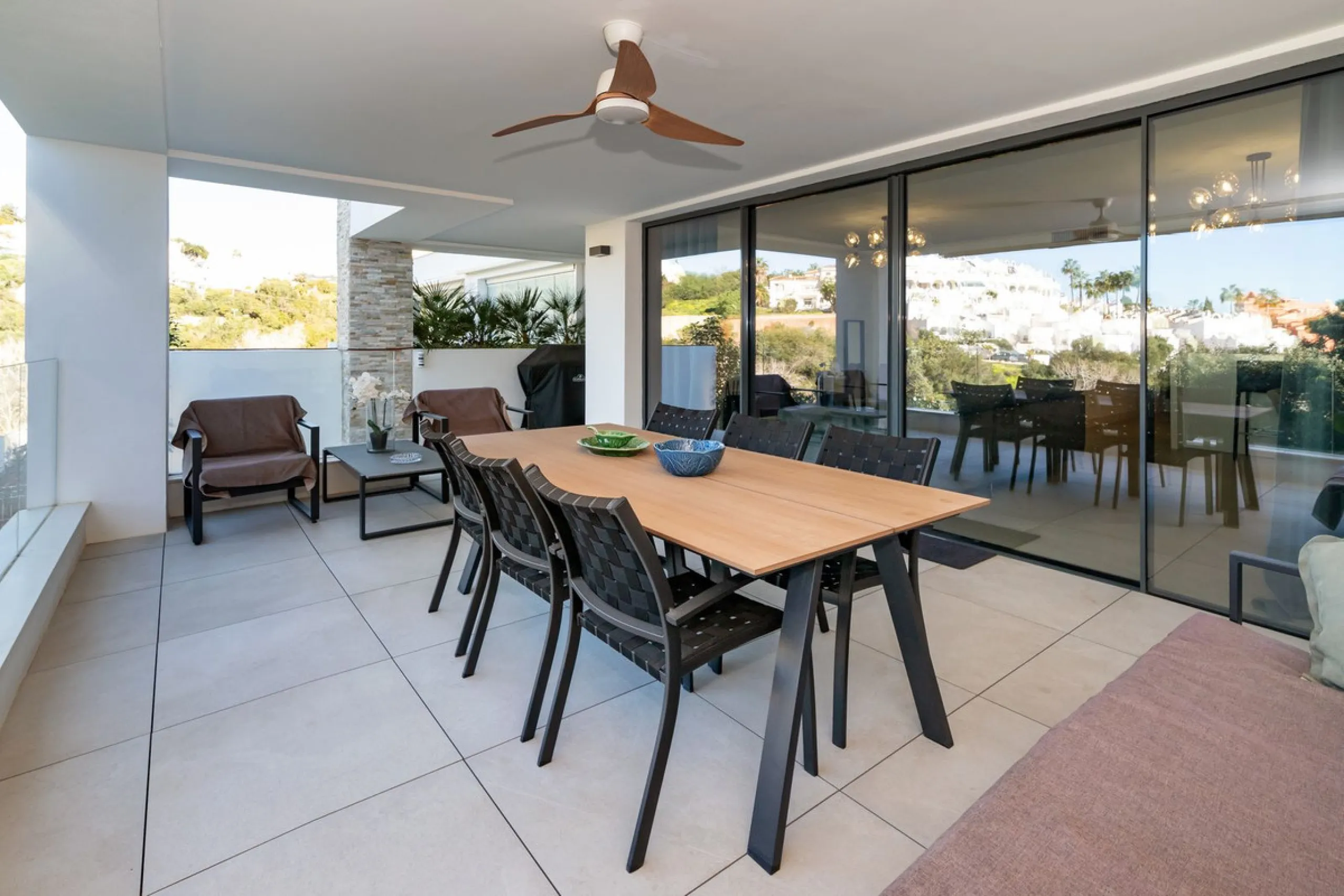 Luxurious apartment located in the coveted enclave of Artola Alta, just a few minutes from the beach and Puerto de Cabopino. The main attraction of this home is its privileged location in a luxury complex with a gym and outdoor pool, indoor pool, children