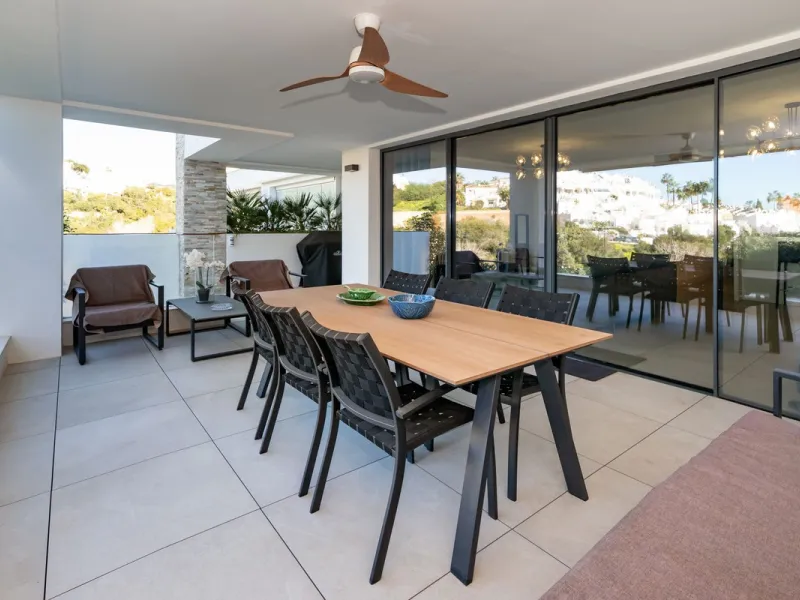 Luxurious apartment located in the coveted enclave of Artola Alta, just a few minutes from the beach and Puerto de Cabopino. The main attraction of this home is its privileged location in a luxury complex with a gym and outdoor pool, indoor pool, children