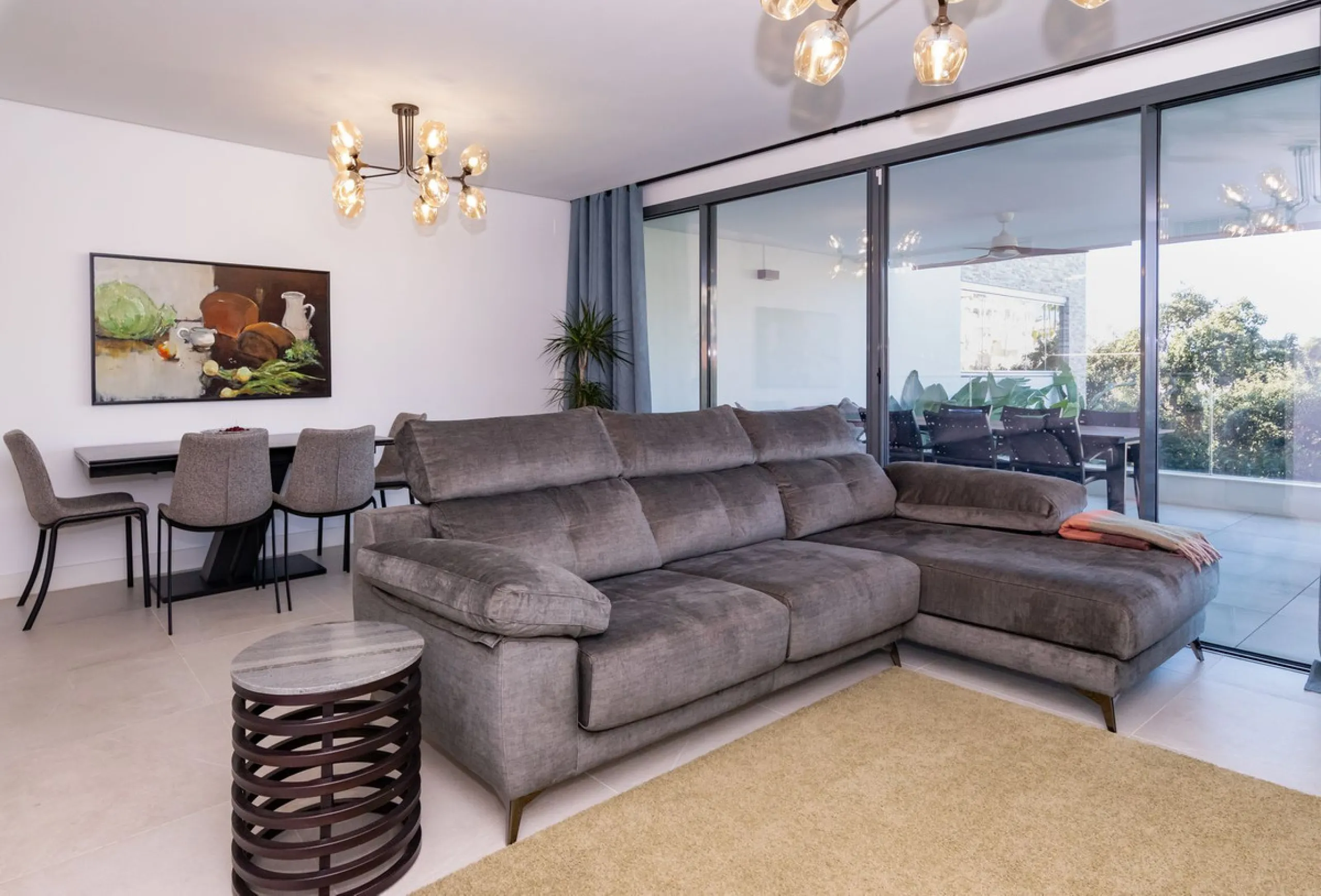 Luxurious apartment located in the coveted enclave of Artola Alta, just a few minutes from the beach and Puerto de Cabopino. The main attraction of this home is its privileged location in a luxury complex with a gym and outdoor pool, indoor pool, children
