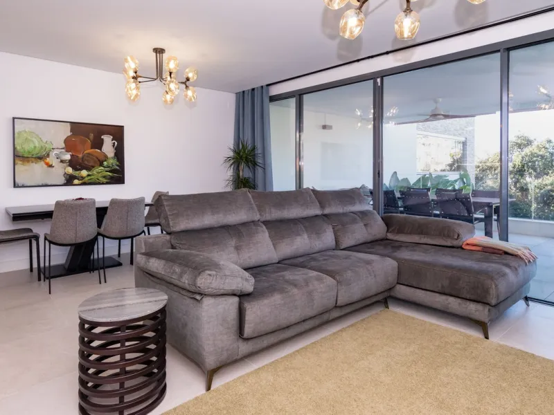 Luxurious apartment located in the coveted enclave of Artola Alta, just a few minutes from the beach and Puerto de Cabopino. The main attraction of this home is its privileged location in a luxury complex with a gym and outdoor pool, indoor pool, children