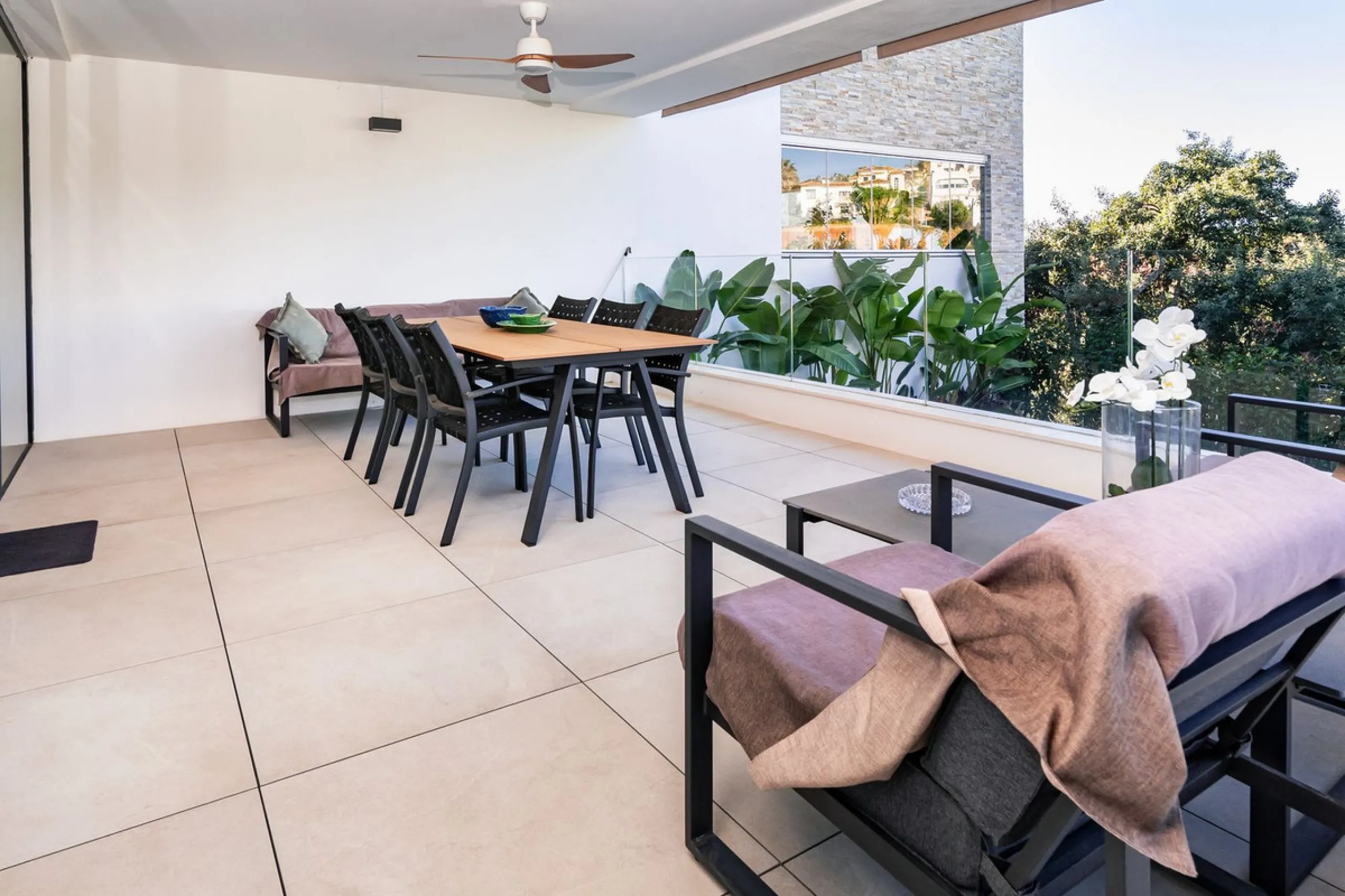 Luxurious apartment located in the coveted enclave of Artola Alta, just a few minutes from the beach and Puerto de Cabopino. The main attraction of this home is its privileged location in a luxury complex with a gym and outdoor pool, indoor pool, children