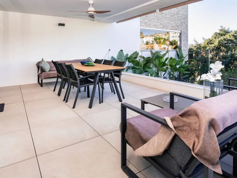 Luxurious apartment located in the coveted enclave of Artola Alta, just a few minutes from the beach and Puerto de Cabopino. The main attraction of this home is its privileged location in a luxury complex with a gym and outdoor pool, indoor pool, children