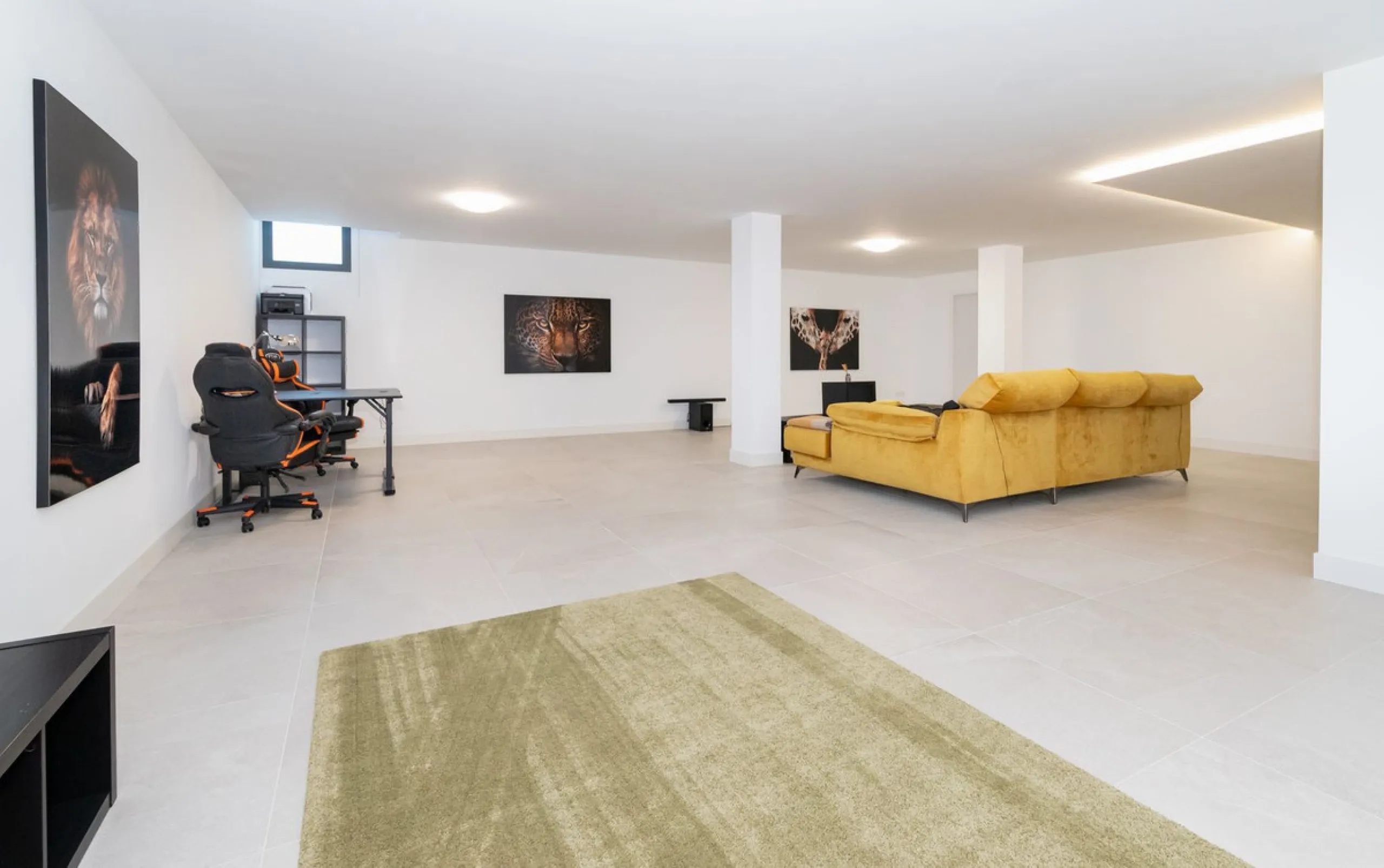 Luxurious apartment located in the coveted enclave of Artola Alta, just a few minutes from the beach and Puerto de Cabopino. The main attraction of this home is its privileged location in a luxury complex with a gym and outdoor pool, indoor pool, children